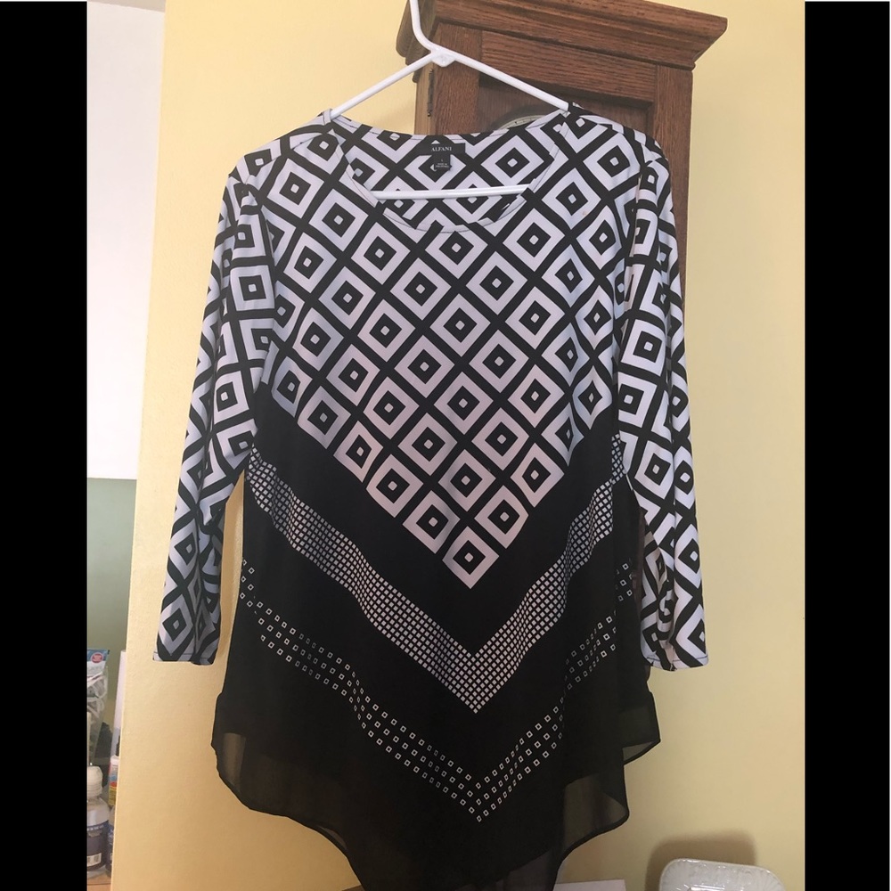 Women’s Alfani top